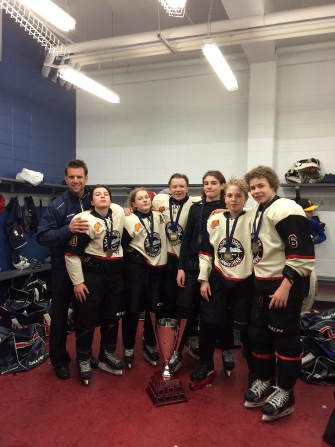 Patrice Martineau avec les défenseurs des Phénix U13: Tristian Silliciano, William Lavigne, Oscar Mollot, Rafael Clément, Danick Bertand et Romain Rodzinski.