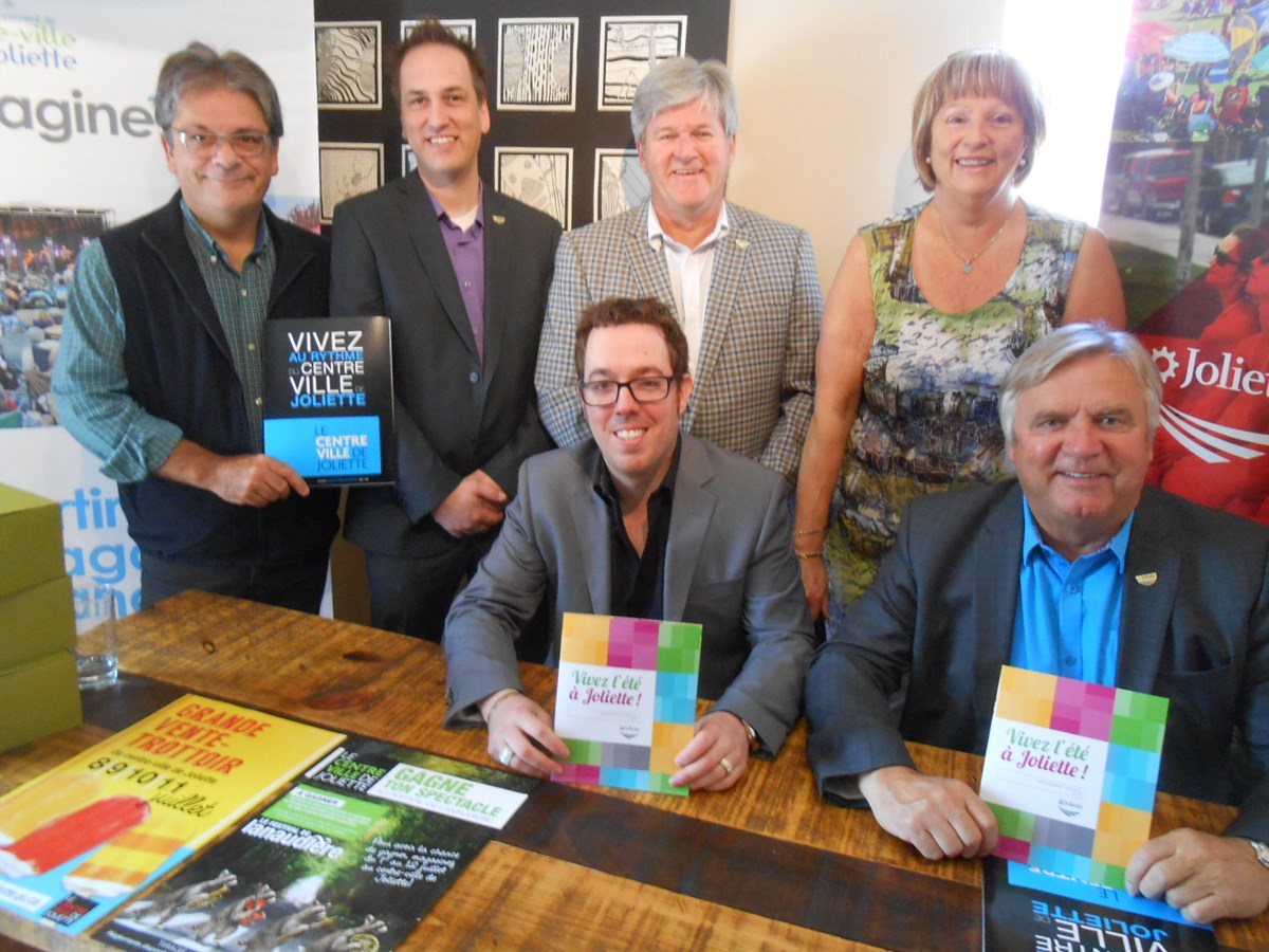Debout les conseillers Normand-Guy Lépine, Patrick Lasalle, Danielle Landreville et Luc Beauséjour. Assis: David Bélanger (président de la Société de développement du centre-ville) et Alain Beaudry (maire de Joliette).