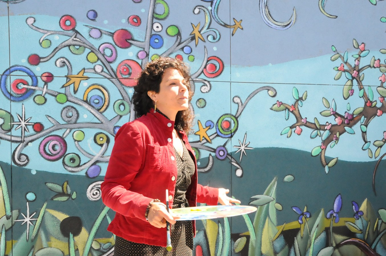 L'artiste peintre Annie Durette présente la fresque réalisée afin d'embellir le secteur