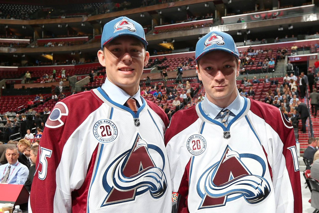 Anthony-John Greer en compagnie de Nicolas Meloche, un autre joueur repêché par l'Avalanche.