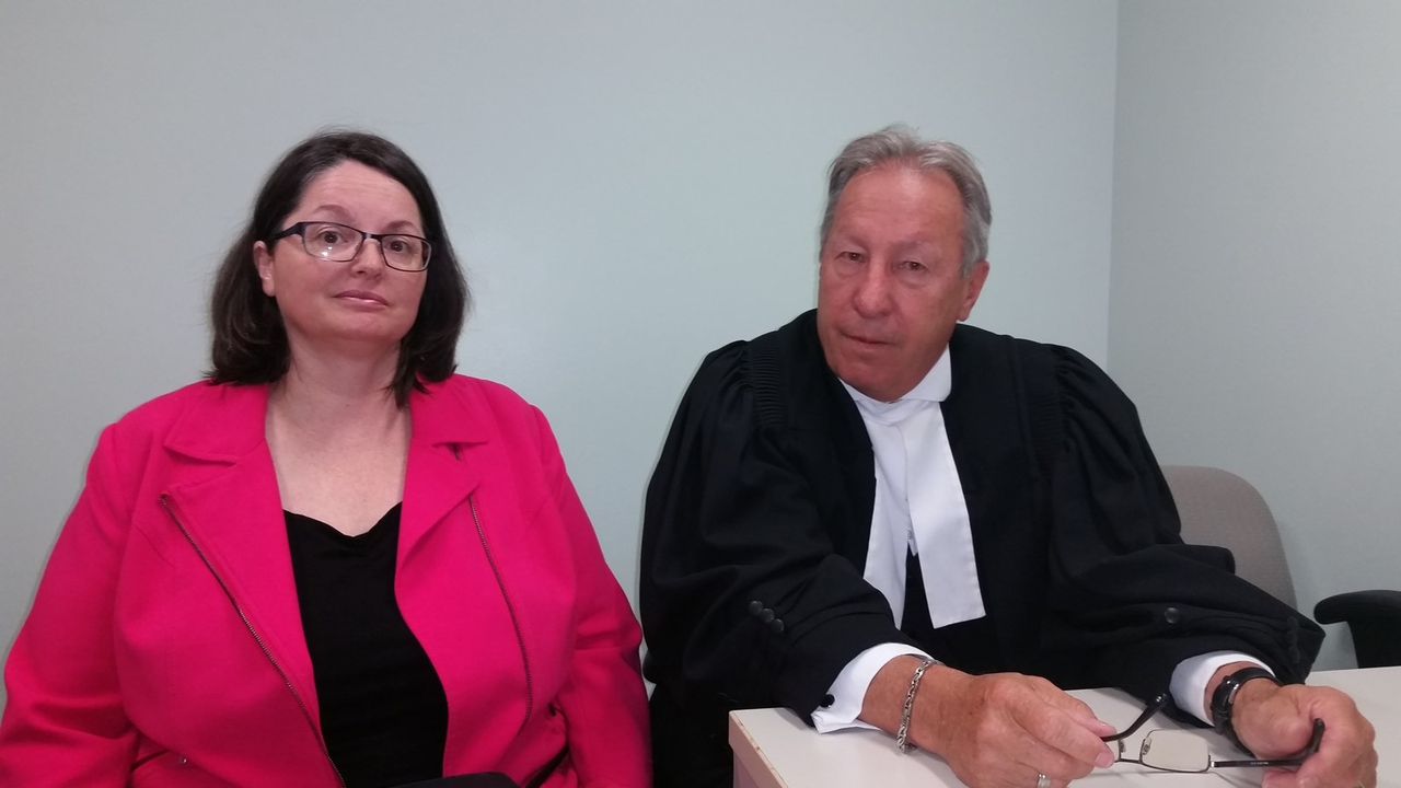 Me Manon Perreault en compagnie de son avocat, Me Jean-Pierre Rancourt.
