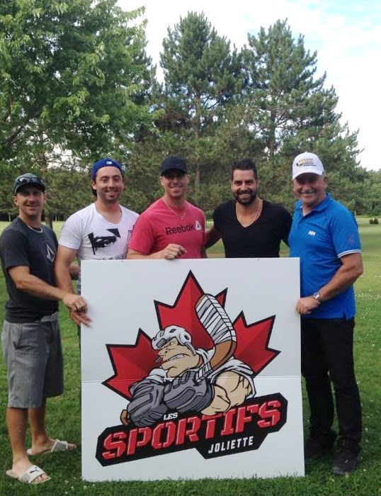 Sur la photo, le premier entraîneur de l'histoire des Sportifs, André Lachance, est entouré de Mathieu Gaudet (vice-président des opérations), Nick Majeau (co-propriétaire), David Poulin (co-propriétaire) et Germain Majeau (entraîneur-adjoint).