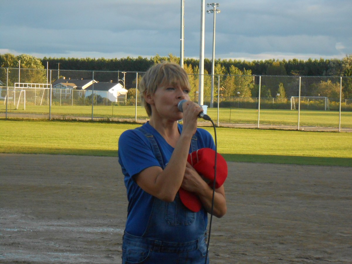 La chanteuse Annie Dufresne a interprété deux chansons dont l'hymne des 4 Chevaliers.