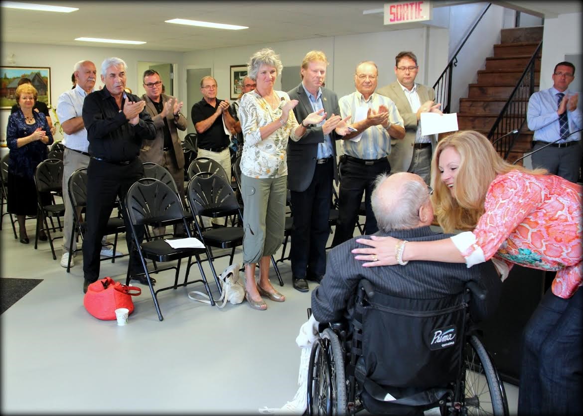 Mme Véronique Lagniez remerciant M. Yvon Jubinville pour son don.