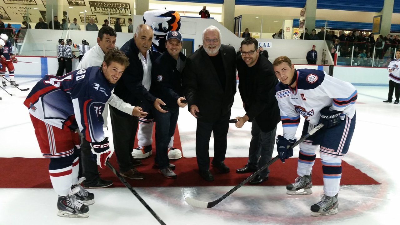 Plusieurs dignitaires ont pris part à la cérémonie protocolaire du premier match de l'histoire des Cyclones junior AA. De gauche à droite: Stéphane Lavoie (arbitre en chef de la région de Lanaudière et représentant de la région), Réjean Trudeau (président de la Ligue Junior AA Laurentides-Lanaudière), Martin Lortie (président de l'Association du Hockey Mineur de Joliette-Crabtree), Richard Leduc (conseiller municipal de Joliette) et Éric Pauzé gouverneur des Cyclones).