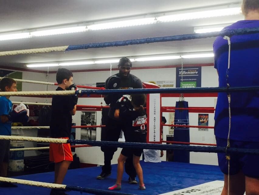 Ghislain Maduma a donné des conseils aux jeunes participants du cours de mini-boxe.