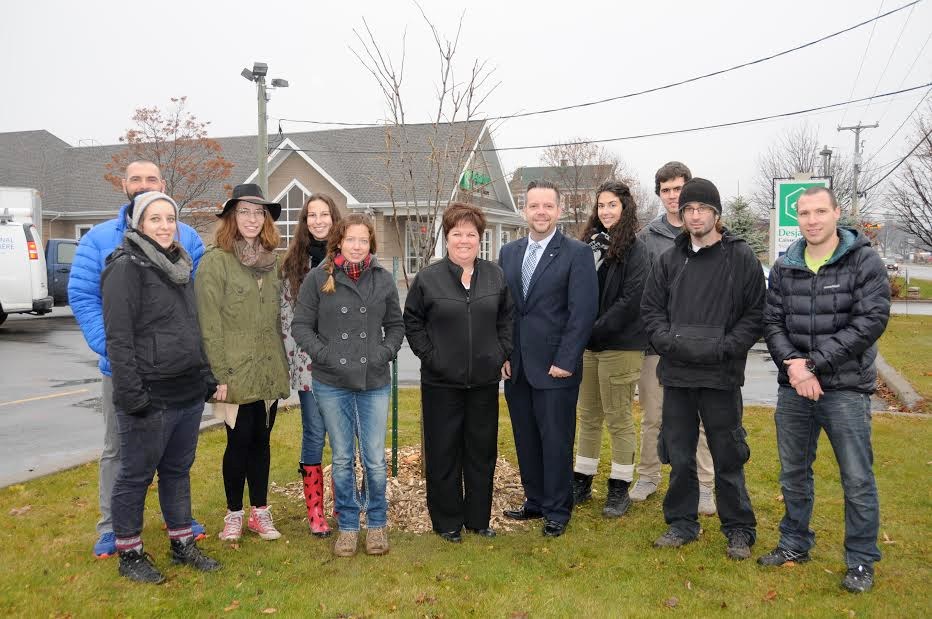 Des étudiants du Cégep régional de Lanaudière plantent un arbre en guise de remerciements