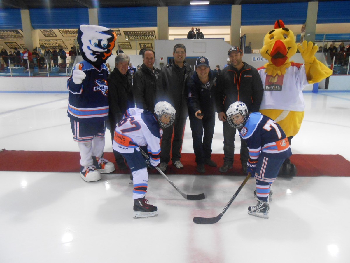 La mise au jeu protocolaire du tournoi A. Laporte et fils Kubota de Joliette-Crabtree a été effectuée par plusieurs dignitaire. De gauche à droite, la mascotte Bourrasque, Luc Beauséjour (conseiller municipal à Joliette), Gilbert Perreault (Fédération des Producteurs de lait du Québec), Michel Rousselle (propriétaire de six bannières Tim-Hortons dans le grand Joliette et président d'honneur). Martin Lortie (président de l'AHMJC), Marcel Baker (A. Laporte et fils Kubota) et la mascotte Benny.