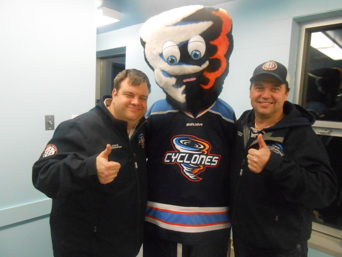 François Cardin (coordonnateur du Tournoi) et Martin Lortie (président AHMJC) en compagnie de la nouvelle mascotte de l'Association, Bourrasque.