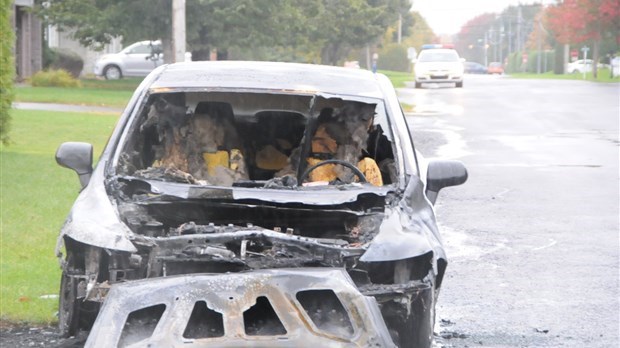 Un des véhicules incendiés.