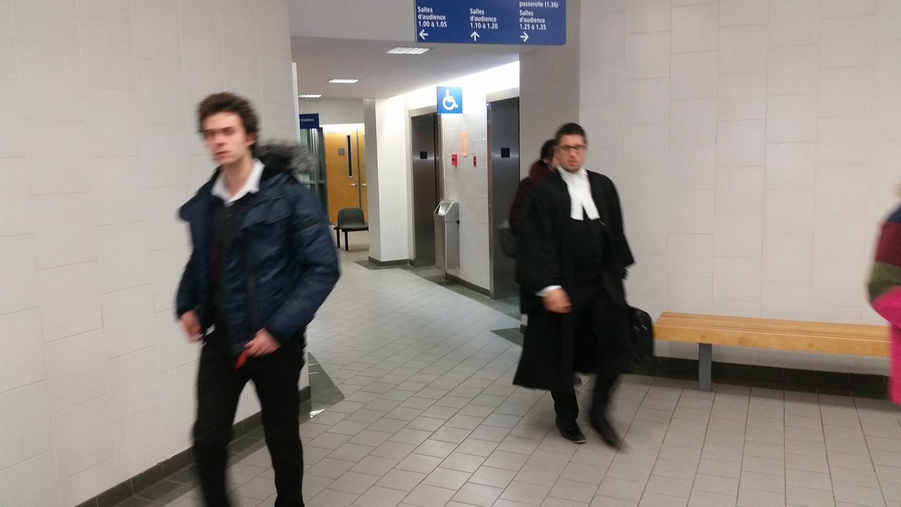 Anthony Bélanger (à gauche) et son avocat, Me David Petranic, à leur sortie de la salle d'audience, le 6 janvier.