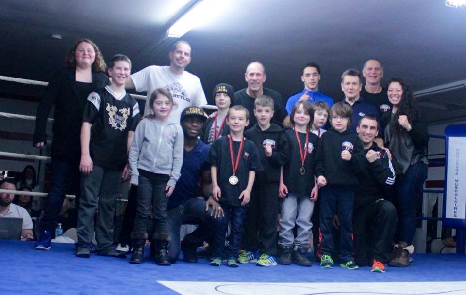 Plusieurs membres du groupe mini-boxe avec quelques personnalités présentes. Dans l'ordre habituel: Maude-Sophie Déziel, Yves Lévesque, Michel Bastarache, Steven Butler, Pierre Chiasson, Michel Morin, Claudia Marisol, et devant: Jean-Nicolas Bastarache, Alycia Gervais, Ghislain Maduma, Charles Lévesque, Lucas Lévesque, Jérémy Castonguay, Lukas Ferguson, Hugo Lévesque et Mick Gadbois.