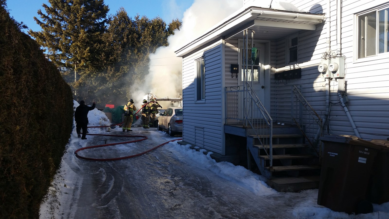 Une roulotte lourdement endommagée par un incendie