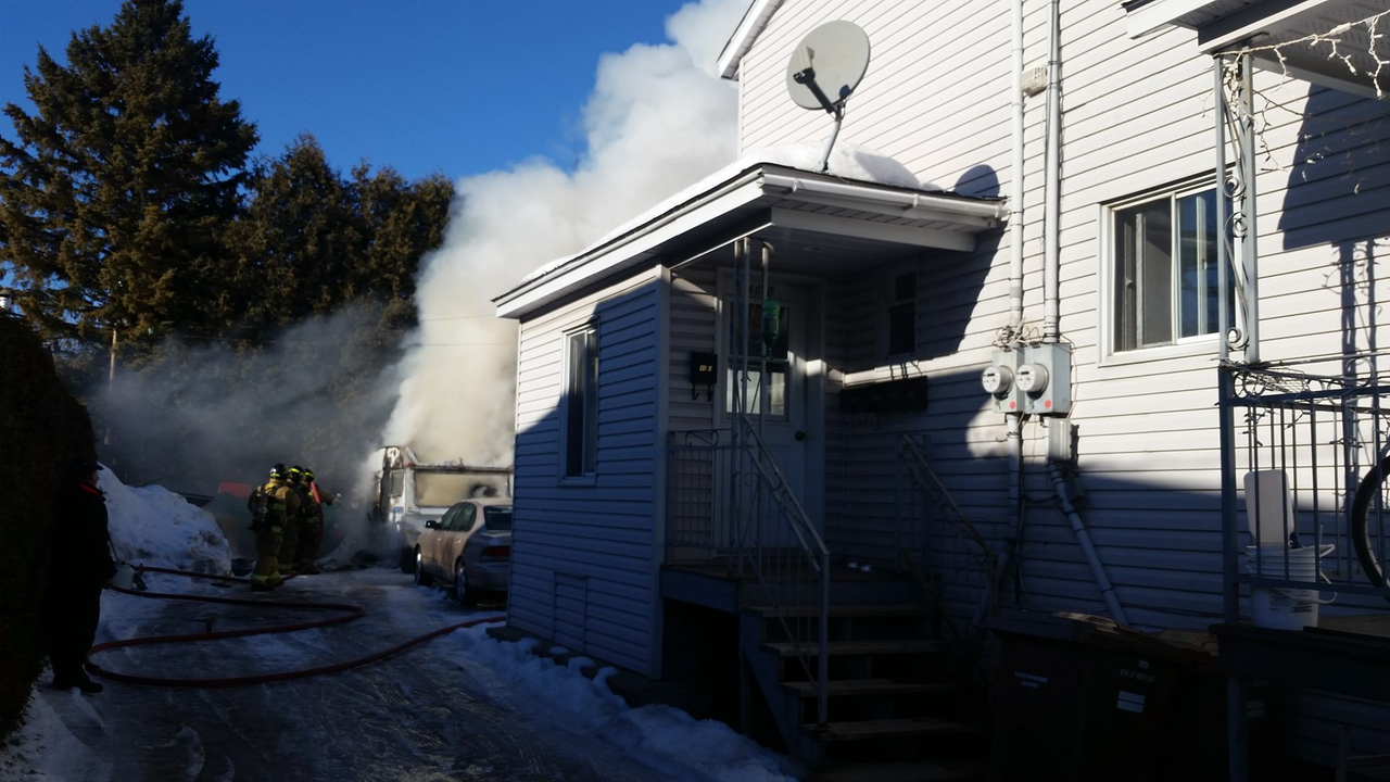 Une roulotte lourdement endommagée par un incendie
