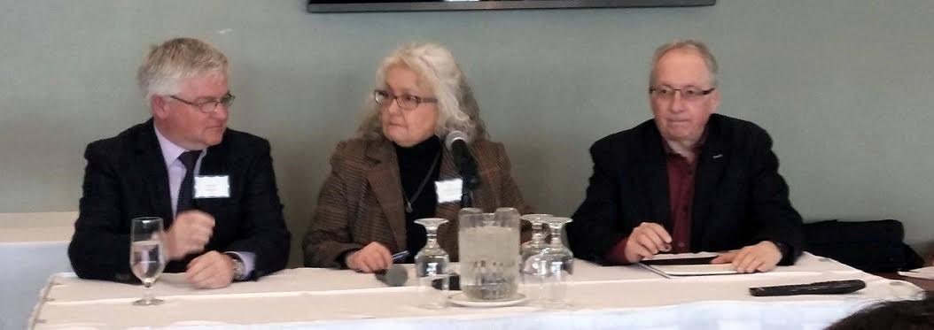 De droite à gauche, les conférenciers qui ont suscité la réflexion des participants(es) : Denis Bourque de la Chaire de recherche du Canada en organisation communautaire, Danielle Lafontaine, professeure associée à l'Université de Québec à Rimouski et Jean Fortin, maire de Baie Saint-Paul et ancien président de la CRÉ de la Capitale-Nationale.
