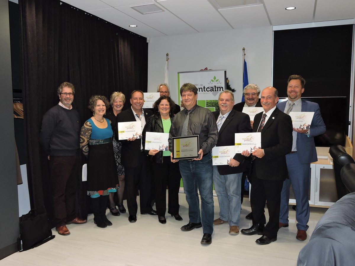 Pour la MRC MRC de Montcalm, les récipiendaires sont de gauche à droite: 1ère rangée. François Perron, Directeur du MAMOT de Lanaudière; Muriel Lafarge, Directrice de la santé publique du CISSSL;
Patrick Massé, maire de St-Lin-Laurentides – Certificat de participation; Ghislaine Pomerleau, Mairesse de St-Liguori – Certificat de participation; Mario Racette, Maire de St-Roch-Ouest – Plaque «&nbsp;Meilleur taux de participation&nbsp;» dans la catégorie de moins de 3000 habitants; Marcel Jetté, maire de Ste-Julienne – Certificat de participation et Georges Locas, maire de St-Roch-de-l’Achigan – Certificat de participation. Deuxième rangée: Pierre Lasalle, Maire de St-Jacques – Certificat de participation; Michel Brisson, maire de St-Esprit – Certificat de participation ainsi que Louis-Charles Thouin, maire de St-Calixte – Certificat de participation.