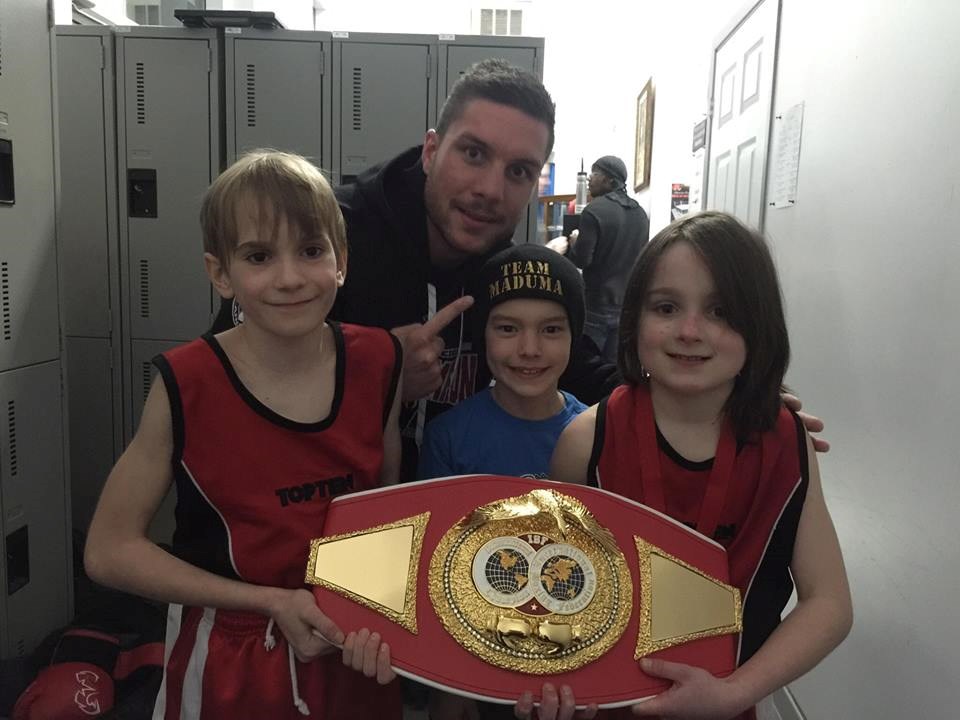 Felix Malo, Charles Lévesque et Jérémy Castonguay en compagnie du champion Intercontinental IBF, Francis Lafrenière.