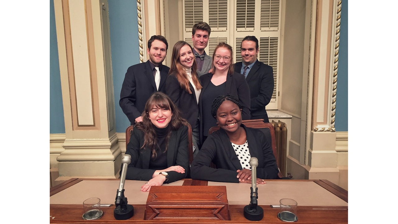 Photo de groupe (dans l’Assemblée nationale) : Gabrielle Crépeau-Hubert, Chancelline Chancee Ntitetereza, Charles-Antoine Lépine, Amy Latendresse, Florence Hénin, Simon Laurendeau, Thierry Vadnais-Lapierre.