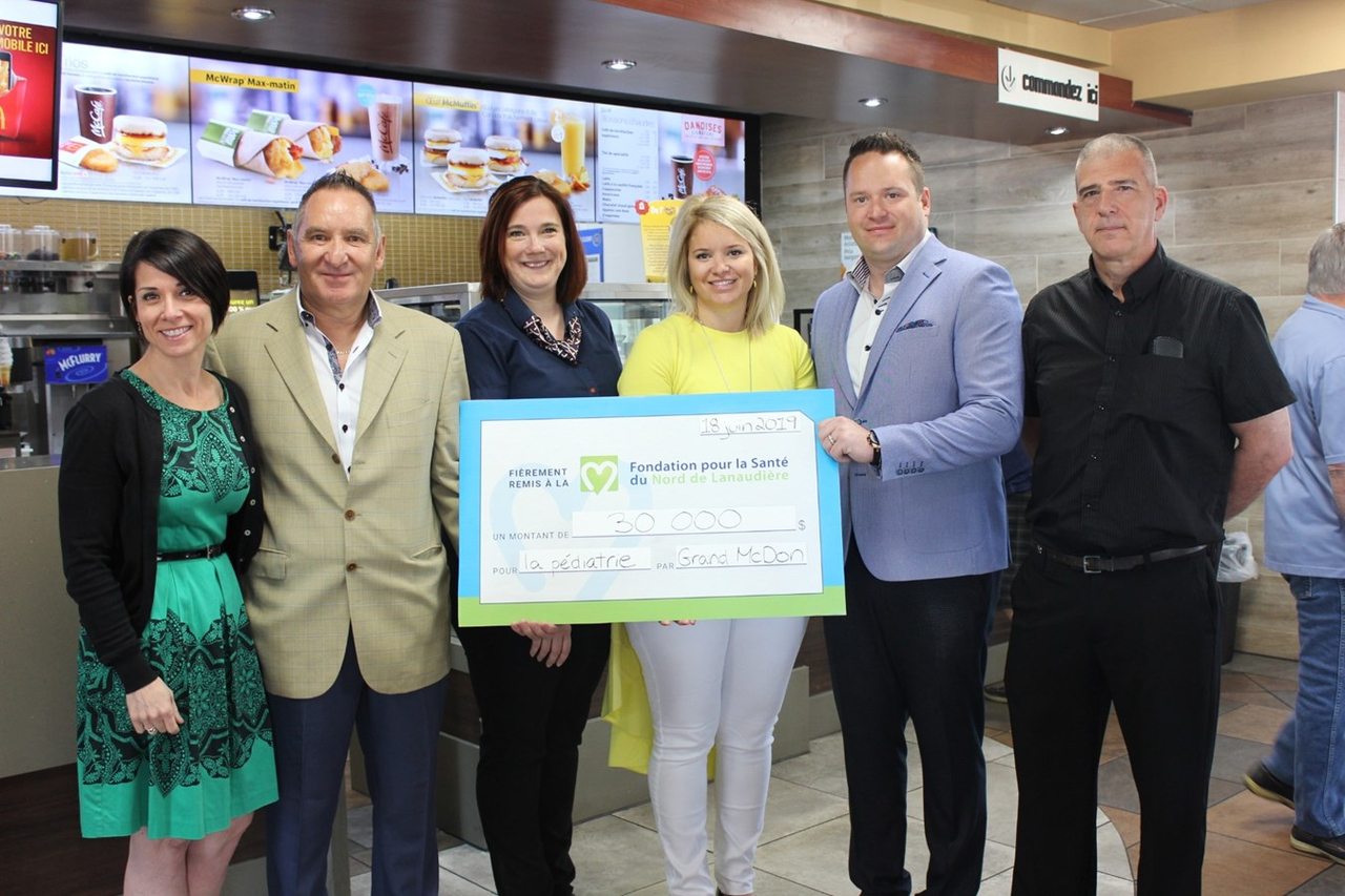 Sont présents sur la photo : Caroline Martel, directrice générale de la fondation, Martin Harvey, propriétaire (Joliette, Berthierville et Lavaltrie), Marie-Bernard Lacharité-Mainville, gérante du personnel des restaurants de la famille Harvey, Jessica Harvey, propriétaire (Louiseville et Notre-Dame-des-Prairies), Cédric Harvey, propriétaire (Galeries Joliette, Wal- Mart, Rawdon, Saint-Gabriel-de-Brandon, Saint-Jean-de-Matha, Saint-Félix-de-Valois et Saint-Jacques) et Marc Savage, directeur des succursales participantes.