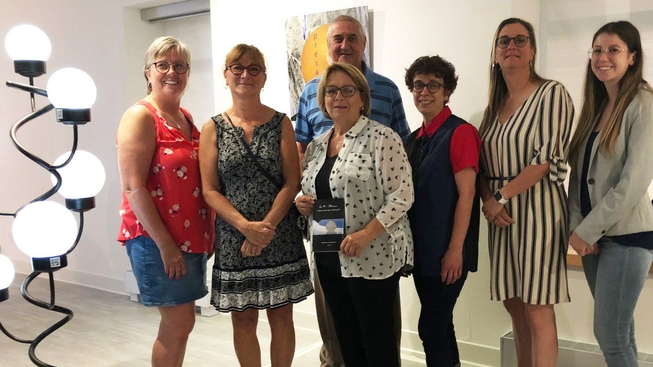 Sur la photo : Nicole Chevalier, conseillère, Manon Sabourin, artiste, Suzanne Dauphin, mairesse, Marie-Christine Laroche, conseillère, Marie-Andrée Breault, directrice générale, Marie-France Beaulieu, agente de développement culturel, et Serge Landreville, conseiller (derrière). 