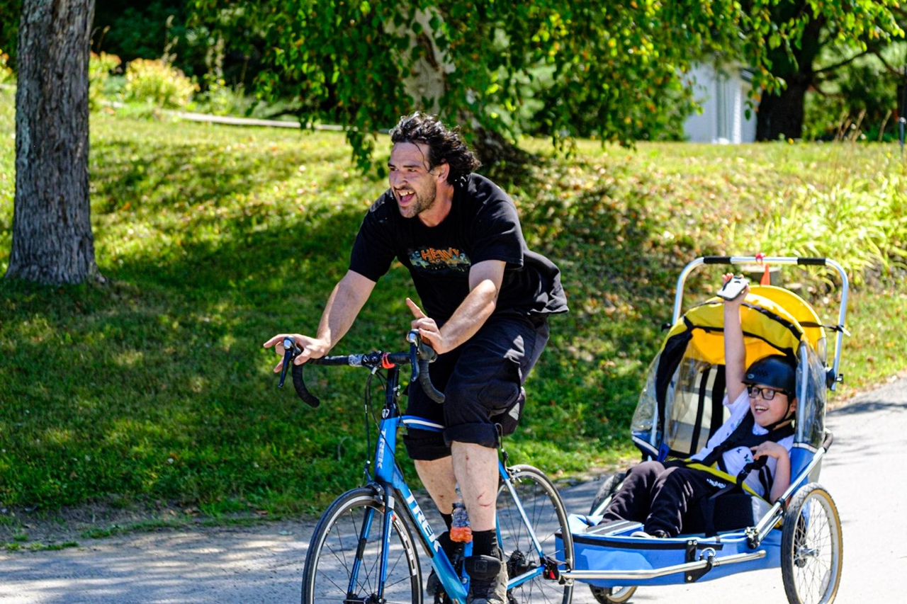 Nathan, ambassadeur du Défi vélo de Lanaudière, accompagné de son père, Shawn Martin.