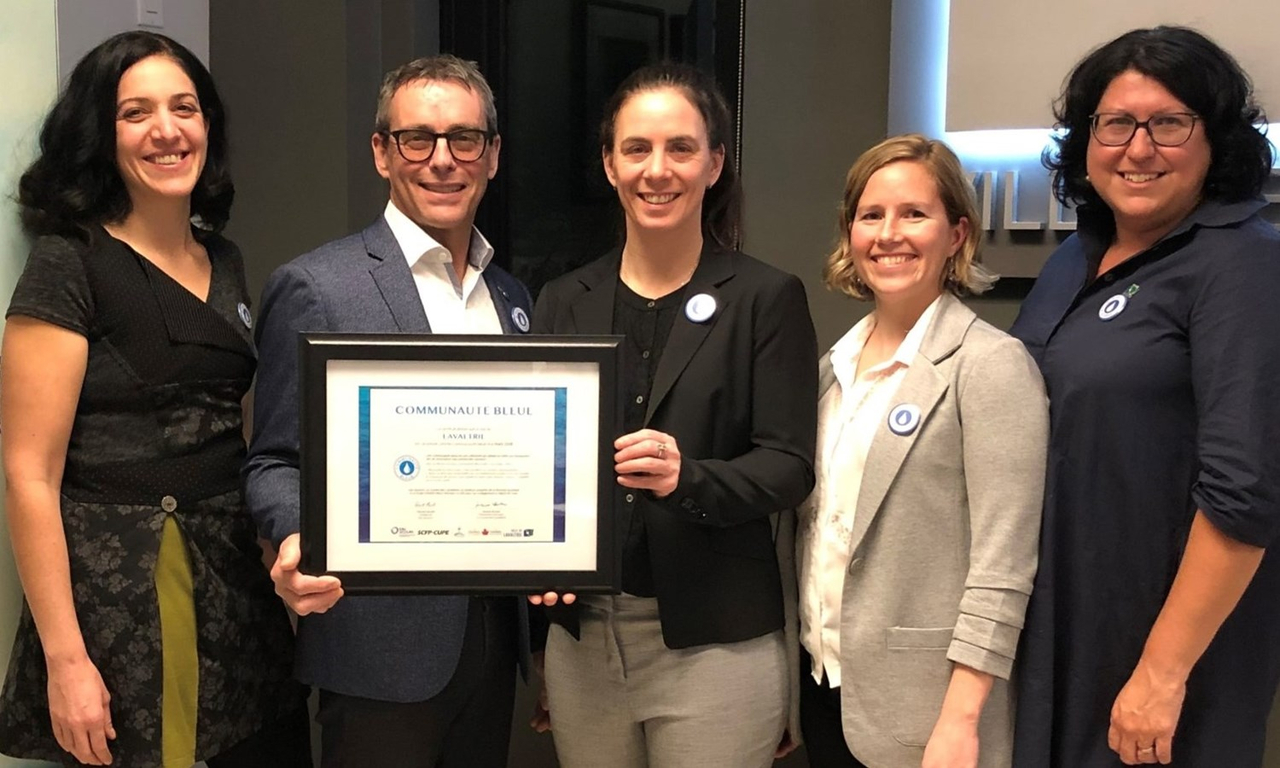 Le maire de Lavaltrie Christian Goulet a reçu la certification "Communauté Bleue", marquant ainsi l'engagement de la municipalité envers la protection de l'eau.