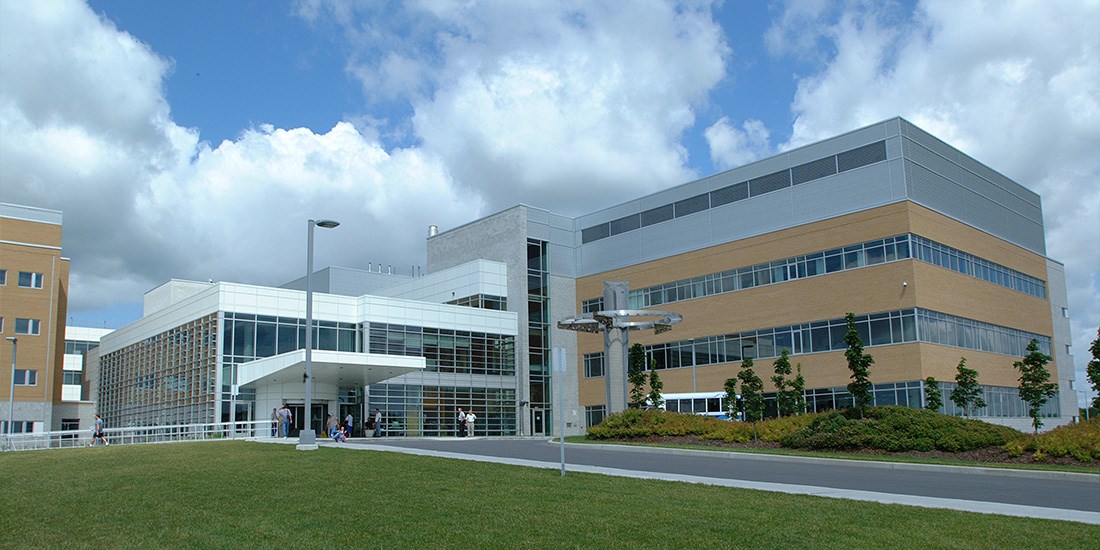 Depuis, le 26 mars, l’Hôpital Pierre-Le Gardeur a été désigné niveau 3 par le MSSS. Ainsi, il pourra prendre en charge des usagers ayant testés positifs à la COVID-19 et devant être hospitalisés, en provenance d’ailleurs au Québec. 