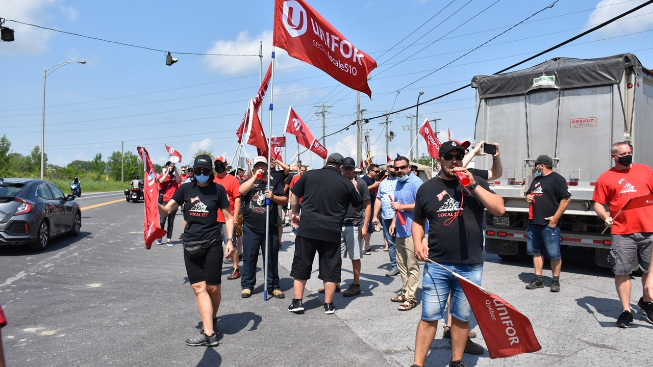 Une manifestation devant la cimenterie Ash Grove de Joliette