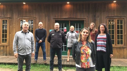 Présents sur la photo, de gauche à droite : Denis Brochu (Tourisme Lanaudière, secrétaire-trésorier), François Chevrier (Au Canot Volant), David Lapointe (Société des Parcs Régionaux de la Matawinie), Linda Gadoury (parc des Chutes Monte-à-Peine-et-des-Dalles, présidente), Florence Vitali (coordonnatrice de la coopérative). Mylène Pronovost (parc national du Mont-Tremblant), Marie-Andrée Alarie (MRC de Matawinie, chargée de projet).
