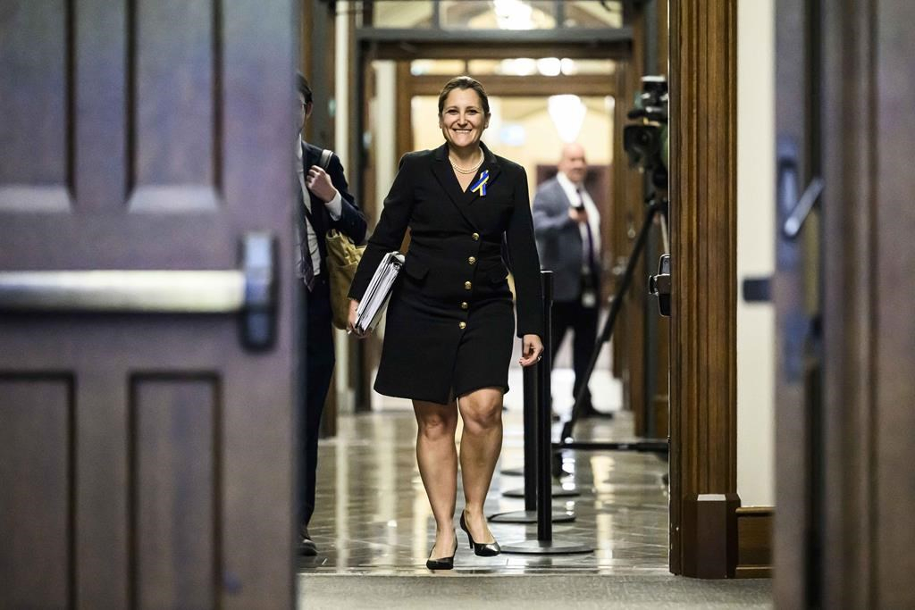 Freeland va de l'avant pour faire adopter des crédits d'impôt, exemptions de la TPS