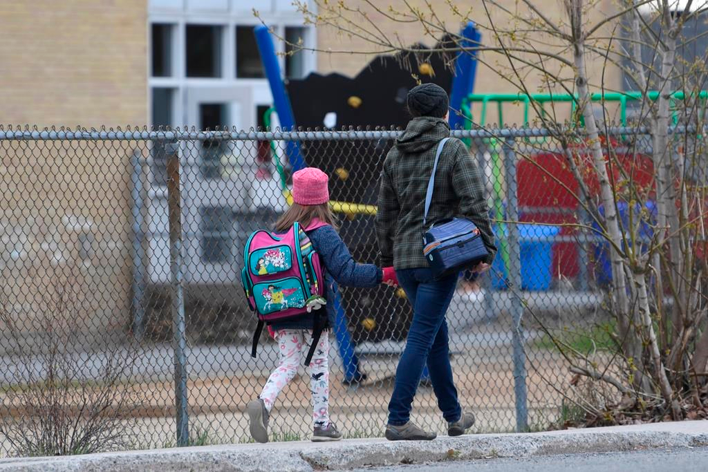 Le Dr Julien demande que l'école soit reconnue comme un service essentiel