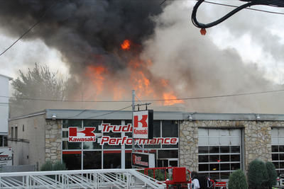 Le commerce Trudeau Performance de Trois-Rivières a été la proie des flammes jeudi matin. Trois-Rivières le 31 août 2011. NICOLAS DUCHARME/L'ÉCHO DE TROIS-RIVIÈRES/AGENCE QMI