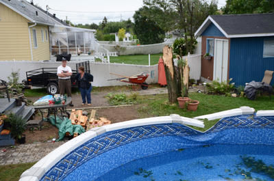 L'heure est au nettoyage au lendemain de la tornade qui est passée dans le quatier Les Rivières à Trois-Rivières le 5 août 2011. FANNIE BROUILLETTE/L'ÉCHO DE TROIS-RIVIÈRES/AGENCE QMI