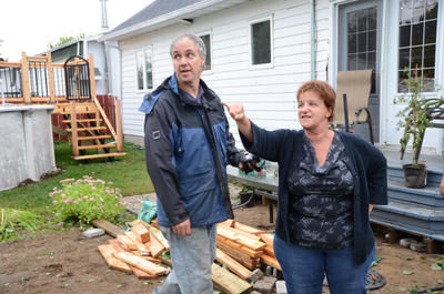 L'heure est au nettoyage au lendemain de la tornade qui est passée dans le quatier Les Rivières à Trois-Rivières le 5 août 2011. FANNIE BROUILLETTE/L'ÉCHO DE TROIS-RIVIÈRES/AGENCE QMI