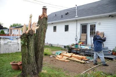 L'heure est au nettoyage au lendemain de la tornade qui est passée dans le quatier Les Rivières à Trois-Rivières le 5 août 2011. FANNIE BROUILLETTE/L'ÉCHO DE TROIS-RIVIÈRES/AGENCE QMI