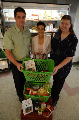 Stéphane Gagnon, producteur de volaille de Saint-Maurice, Nadine Boisvert, responsable marketing et développement et Lucie Rioux, coordonatrice par intérim d'écomarché.ca.GUILLAUME JACOB/L'ÉCHO DE TROIS-RIVIÈRES/AGENCE QMI