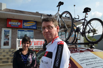 Pierre Grenier et Stéphanie Prince sont deux miraculés habitant la même rue à Notre-Dame-du-Mont-Carmel le 23 septembre 2011. FANNIE BROUILLETTE/L'ÉCHO DE SHAWINIGAN/AGENCE QMI