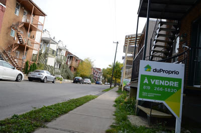 Les pancartes «À vendre» sont choses communes dans le quartier Sainte-Cécile. GUILLAUME JACOB/L'ÉCHO DE TROIS-RIVIÈRES/AGENCE QMI