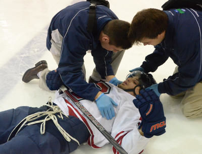 Le Badgers Sean Jones est resté étendu sur la surface glacée pendant de longues minutes à la suite d'une mise en échec d'Emmanuel Boudreau. Ce dernier a été expulsé de la rencontre. Trois-Rivières le 15 octobre 2011. NICOLAS DUCHARME/L'ÉCHO DE TROIS-RIVIÈRES/AGENCE QMI