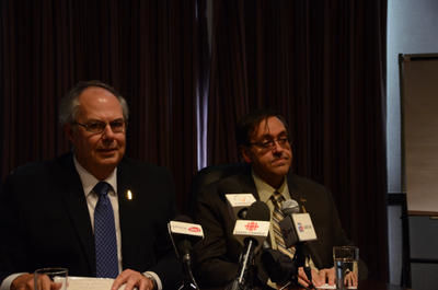 Le président de la Fédération des médecins omnipraticiens du Québec, Dr Louis Godin, ( à gauche) et le président de l Association des médecins omnipraticiens de la Mauricie,  Dr Pierre Martin ( à droite ). GUILLAUME JACOB/L'ÉCHO DE TROIS-RIVIÈRES/AGENCE QMI