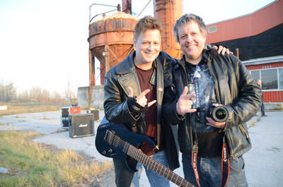 Le guitariste Stéphane Dufour et le réalisateur Blak étaient de passage au parc industriel de Bécancour les 5 et 6 novembre pour le tournage d un vidéoclip.GUILLAUME JACOB/L'ÉCHO DE TROIS-RIVIÈRES/AGENCE QMI