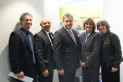 Le ministre de la Santé, Yves Bolduc, était de passage au Centre St-Joseph le 6 novembre pour l'inauguration du centre de prélèvement qui a été complètement réaménagé.  Courtoisie du Centre de santé et de services sociaux de Trois-Rivières.