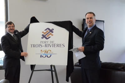 Le président-directeur général du port de Trois-Rivières, Gaétan Boivin, et le président du conseil d administration, Pierre Ducharme, ont dévoilé le logo qui soulignera en 2012 les 130 ans du port de Trois-Rivières en tant qu organisation publique. Avant 1882, les quais étaient propriétés d armateurs et d hommes d affaires. GUILLAUME JACOB/L'ÉCHO DE TROIS-RIVIÈRES/AGENCE QMI