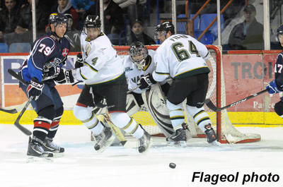 Le Caron et Guay met la main sur le joueur de centre de 29 ans, Olivier Filion. Photo : Flageol Photo