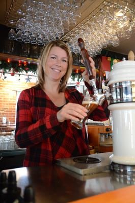 Sophie Normandin ne compte plus le nombre de bières qu'elle a servies depuis l'ouverture du Gambrinus il y a 15 ans. Trois-Rivières le 22 décembre 2011. NICOLAS DUCHARME/L'ÉCHO DE TROIS-RIVIÈRES/AGENCE QMI