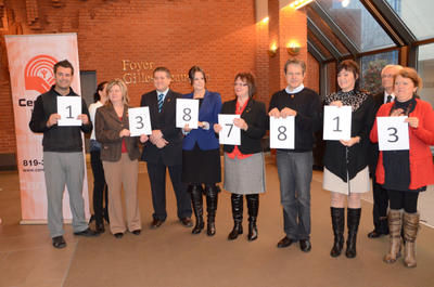 Quelques-uns des 34 bénévoles de la campagne 2011 de Centraide Mauricie affichent le montant amassé. GUILLAUME JACOB/L'ÉCHO DE TROIS-RIVIÈRES/AGENCE QMI