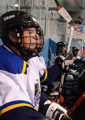 Les hockeyeurs de Trois-Rivières devront prendre leur mal en patience. Il n est pas dans les priorités de la Ville d installer des défibrillateurs dans les arénas. NICOLAS DUCHARME/L'ÉCHO DE TROIS-RIVIÈRES/AGENCE QMI