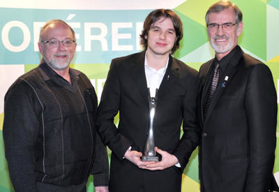 La palme d athlète masculin de niveau québécois est allée à Francis Le Sieur. Le tireur au pistolet à air a tenu à remercier ses parents pour leur support au travers des années. Il est ici accompagné de Michel Morissette et de Pierre Tremblay, tous deux de l Unité régionale de loisir et de sport de la Mauricie. Photo: Gilles Joubert