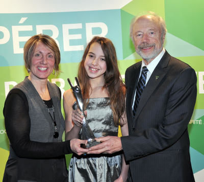 C est la nageuse Mary-Sophie Harvey qui s est méritée le prix de l athlète féminine de niveau québécois. Sylvie Gervais et Jean Gauthier lui ont remis le Desjardins. Photo: Gilles Joubert
