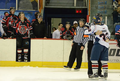 La frustration a eu le meilleur sur Curtis Tidball en fin de match. Il s'en est pris verbalement au banc du HC Carvena alors que son équipe venait de subir une cuisante défaite de 5-0. Trois-Rivières le 12 février 2012. NICOLAS DUCHARME/L'ÉCHO DE TROIS-RIVIÈRES/AGENCE QMI